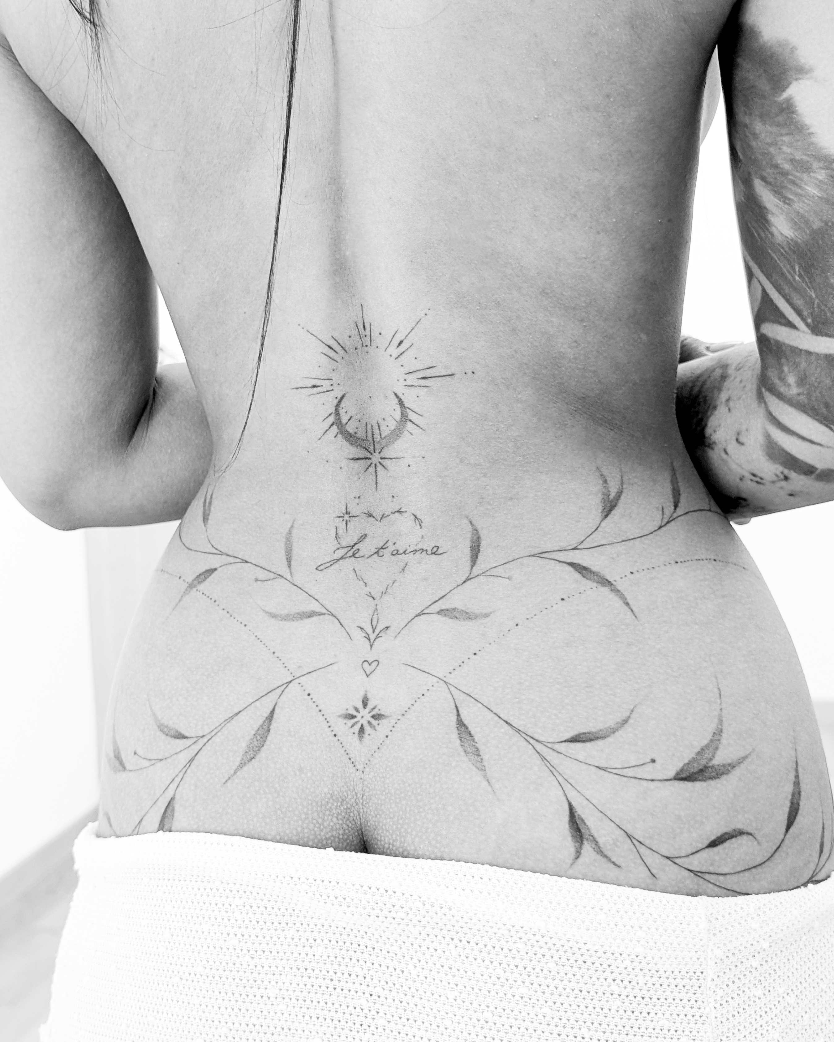 Tatouage fineline dos BatayCok La Réunion
